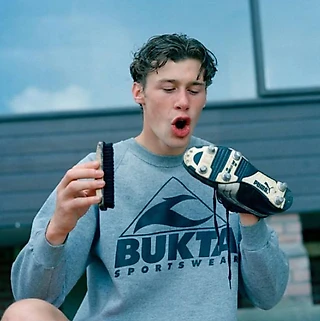 Дункан Фергюсон из «Эвертона» чистит бусы Puma в толстовке бренда Bukta