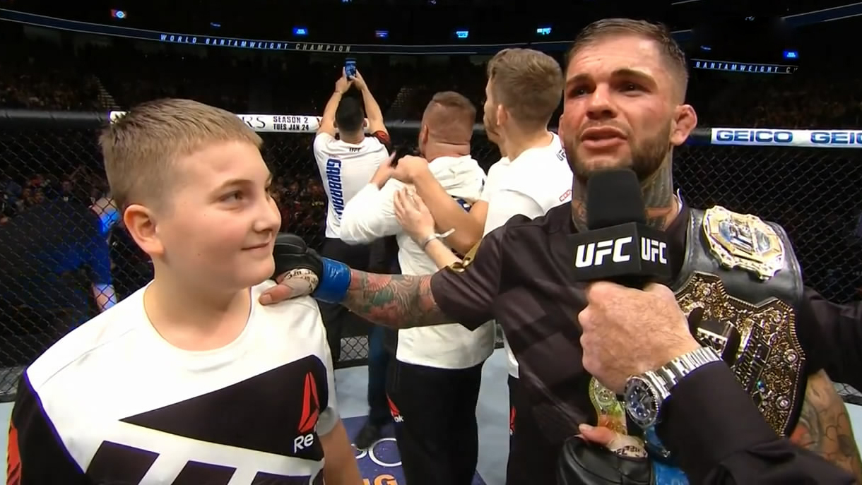 История о том как боец UFC сдержал обещание и подарил чемпионский пояс мальчику победившему рак