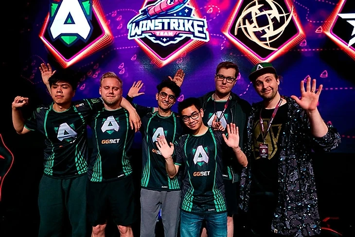 Состав Alliance и их тренер Loda