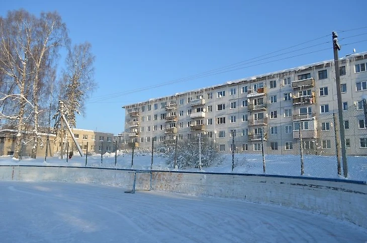 Ледовая площадка в посёлке Красная Долина