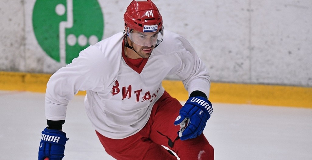 Здоровяк из «Витязя» вынес колено сопернику и подставил команду