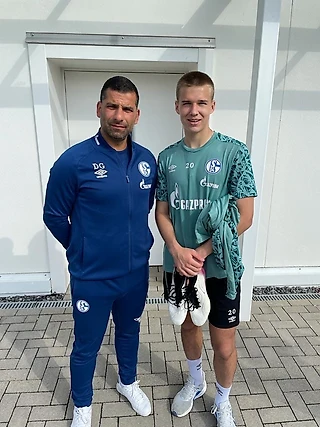 Полузащитник «Зенита» Ярослав Михайлов дебютировал за главную команду «Шальке 04» и оформил 2+1 за 45 минут