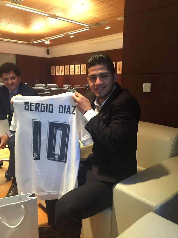 Серхио Диас с футболкой Реала