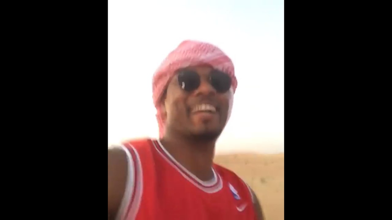 Патрис Эвра едет на верблюде и наслаждается жизнью