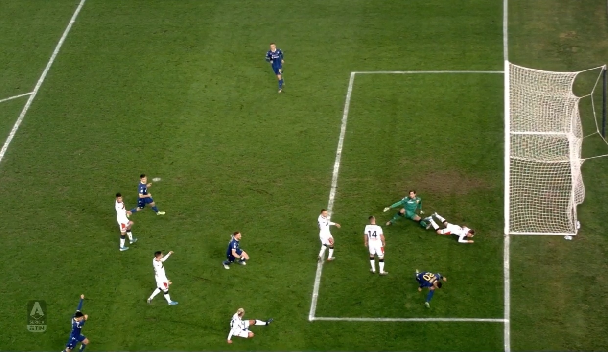 Матч серии А задержали на 15 минут – перерисовывали кривую разметку