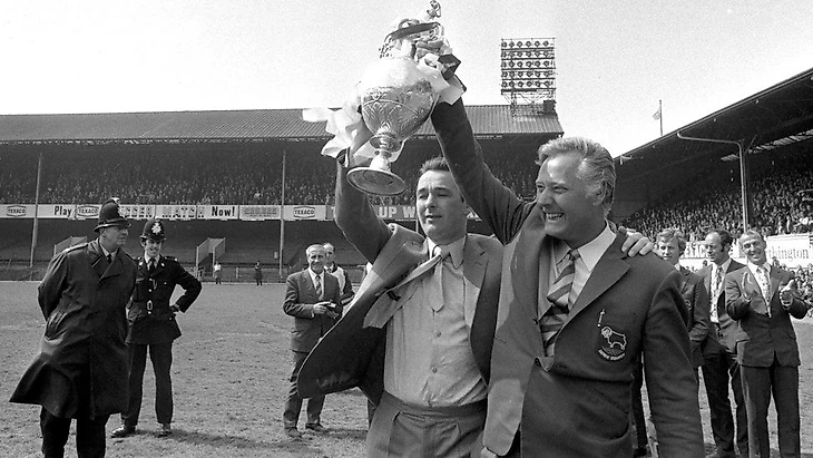 Брайан Клаф и Питер Тейлор с титулом чемпиона Футбольной Лиги