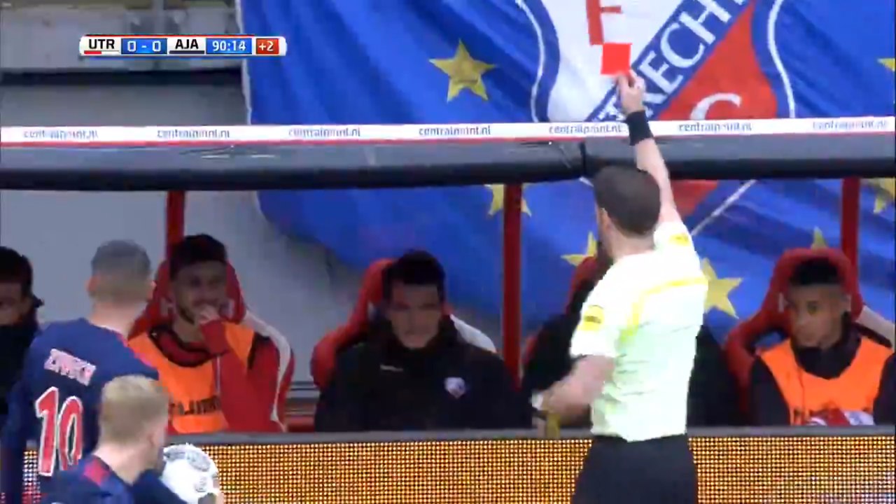 Футболист получил красную карточку, сидя на скамейке запасных