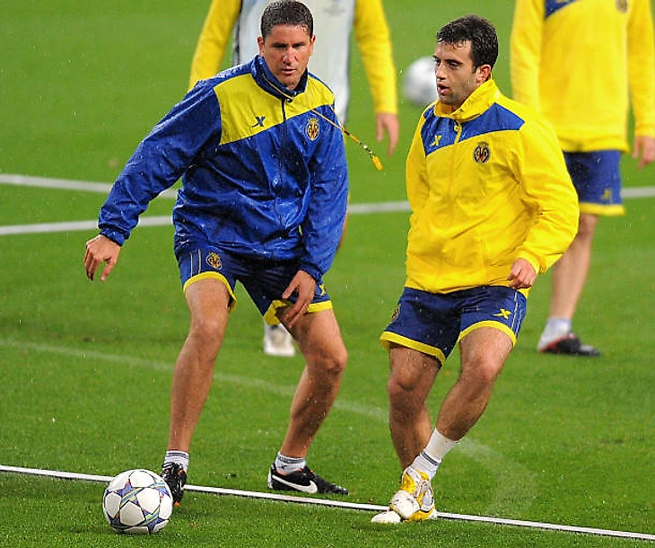 Villarreal's Italian forward Giuseppe Rossi kicks the ball during a training session with Villarreal manager Juan Carlos Garrido at the Etihad...