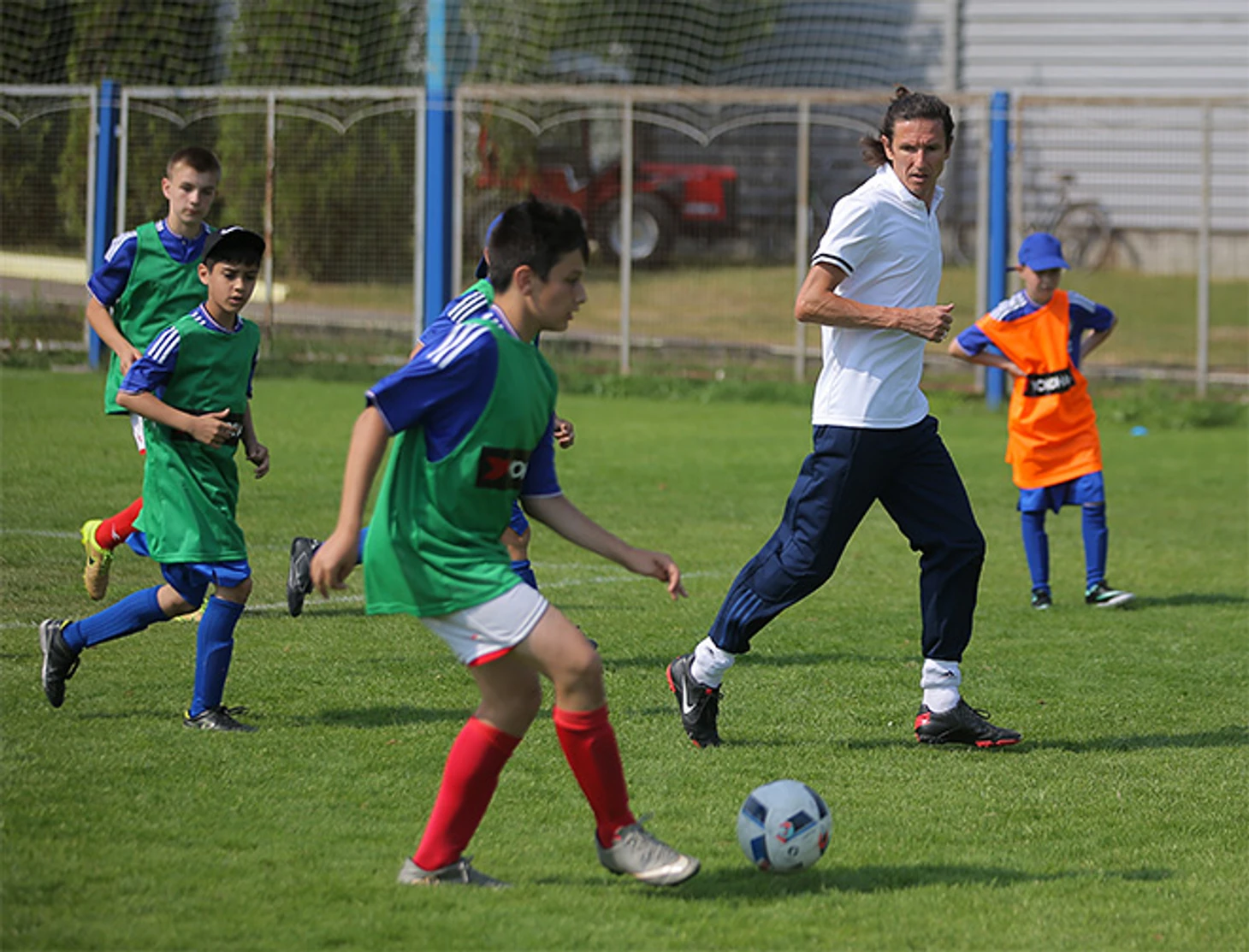 Алексей Смертин в окружении мальчишек.