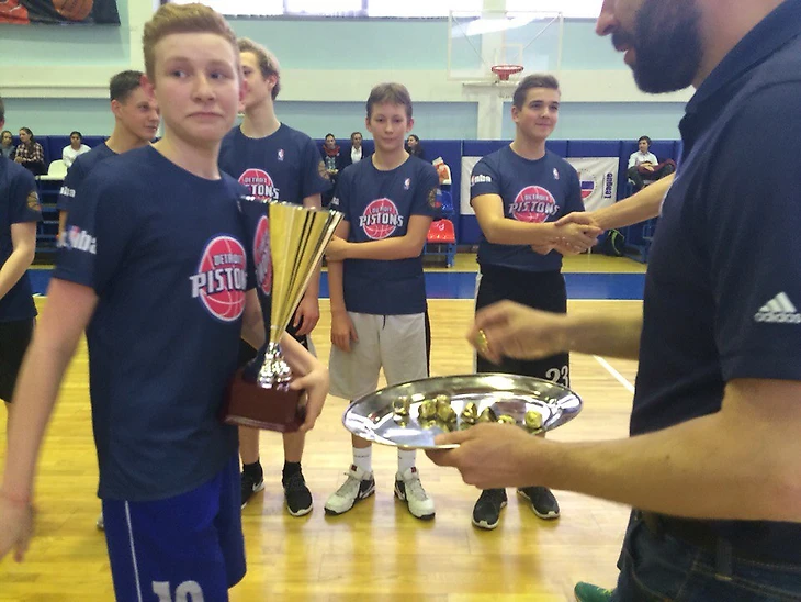 Дэвид Уоттс награждает перстнями капитана &quout;Детройта&quout; Евгения Голомаздина