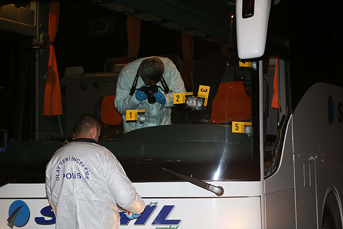 «Игроков хотели видеть мертвыми». Чудовищная атака на автобус «Фенербахче»