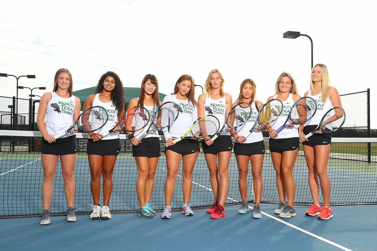 Большие девочки восьмой выпуск. Американка спорт. Название теннисной команды. Теннисная команда в сборе фото.