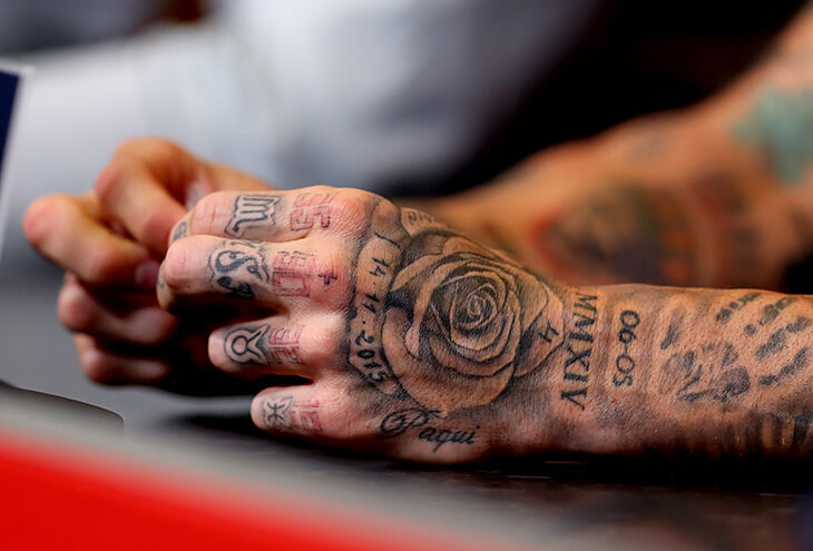Шокирующие инициалы: татуировки с буквой А для персонализации вашей кожи