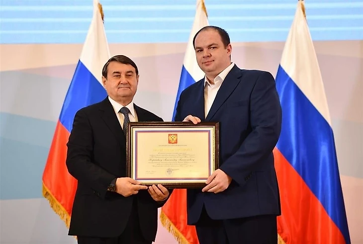 Помощник президента РФ Игорь Левитин награждает Александра Нефедовича почётной грамотой