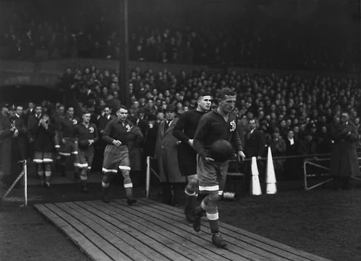 Игроки «Динамо» выходят на поле «Стэмфорд Бридж» перед матчем с «Челси» 13 ноября 1945