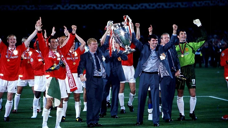 Paul Scholes and Roy Keane have their chance with the trophy
