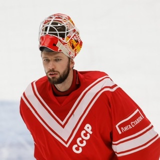 Федотов служит дома во Всеволожске и работает с вратарями ХК ВМФ