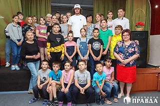 Артемий Панарин посетил коркинский центр «Добрые сердца»