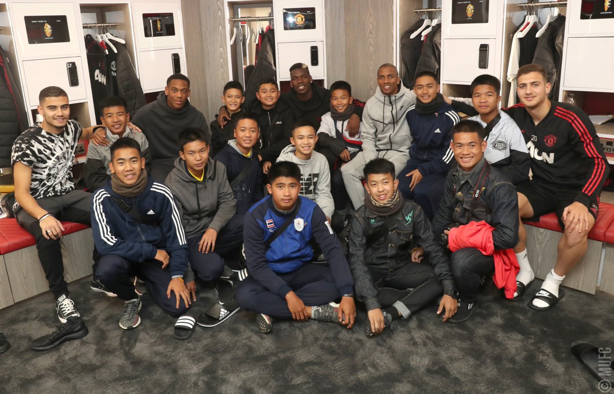 Жозе Моуринью и игроки «МЮ» встретились с командой «Wild Boars». Это дети, которых спасли из пещеры в Таиланде