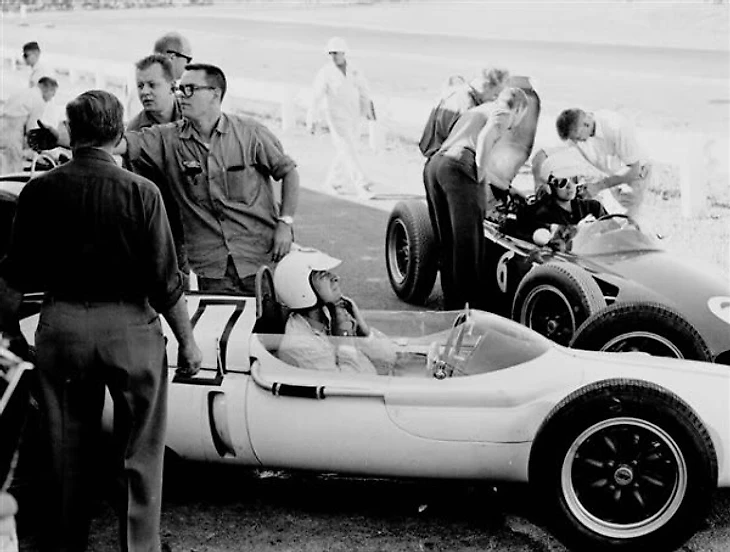 Cooper T53 Climax Уолтера Хансгена, машина-донор для Zerex, Гран-при США, Уоткинс-Глен (кстати, на фоне сам Роджер Пенске в своём Cooper T53)