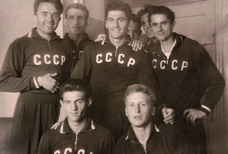 Игроки сборной СССР на фестивале молодежи в Москве. Георгий Лебедев справа в нижнем ряду