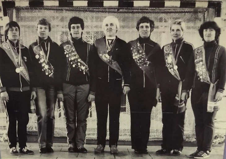 Основоположницы свердловского гандбола. Римма Петрова — в центре