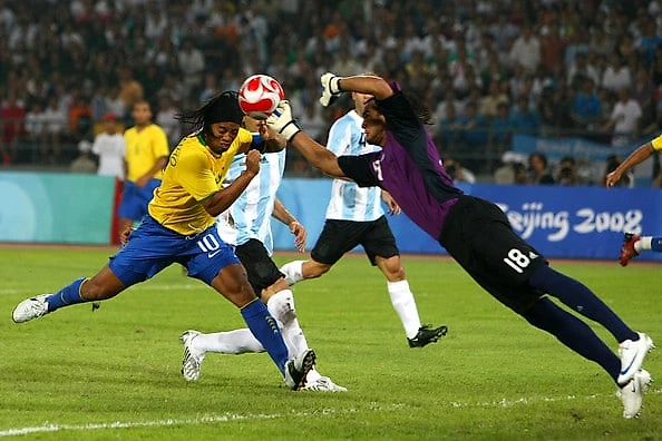 Ромеро эффектно выбивает мяч с головы Рональдиньо на Олимпиаде 2008