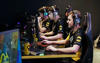 Путь к профессиональному киберспорту. Играть дома или в клубе?