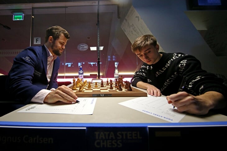 Наш шахматист помогал Карлсену разбить Непомнящего. Правильно ли это и какова его роль в партиях?