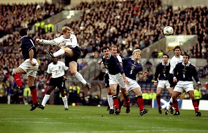 Скоулз забивает мяч в ворота сборной Шотландии (Евро 2000). Англия выигрывает со счетом 2-0, и оба мяча на счету «Рыжего принца»