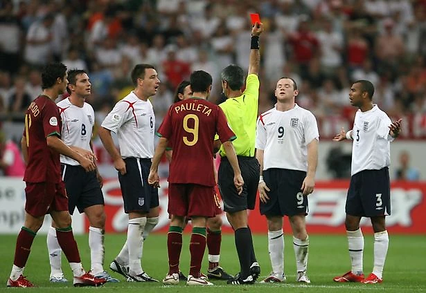 ЧМ-2006 для английской сборной также закончился бесславно, а Руни не без помощи Криштиану Роналду заработал знаменитое удаление в четвертьфинальном матче