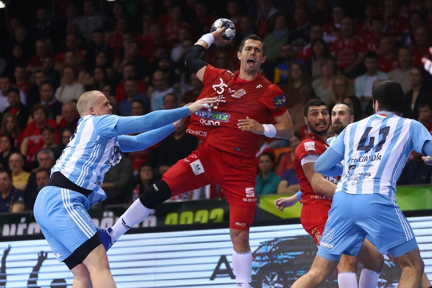 Венгрия. "Веспрем" без Вайлупова, но с Кубком. "Пик" — на пике в чемпионате с управляющим Бомбачем, изображение №1