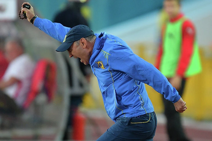 Искренне радуется победам