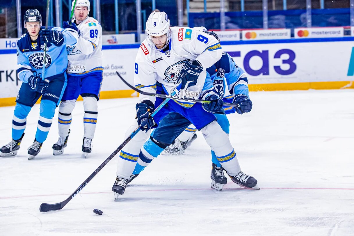 «Барыс» досрочно ворвался в плей-офф: астанчане слабо начали с «Сибирью», но выдали жаркую концовку. Дитц даже подрался