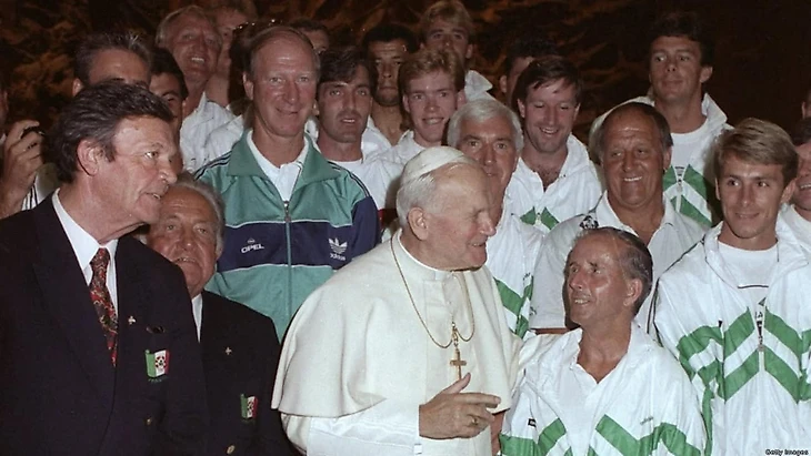 Сборная Ирландии (Джек в зеленой олимпийке) на приеме у папы римского, 1990 год