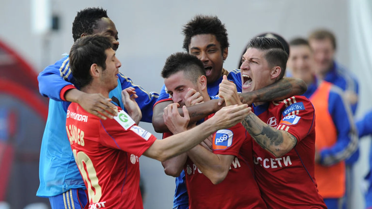 15 мая 2014 года. Химки. ЦСКА - &quout;Локомотив&quout; - 1:0. Зоран ТОШИЧ (в центре) празднует с партнерами гол, ставший для армейцев &quout;золотым&quout;. Фото Александр ФЕДОРОВ, &quout;СЭ&quout;