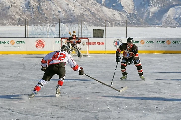 Хоккей на Байкале