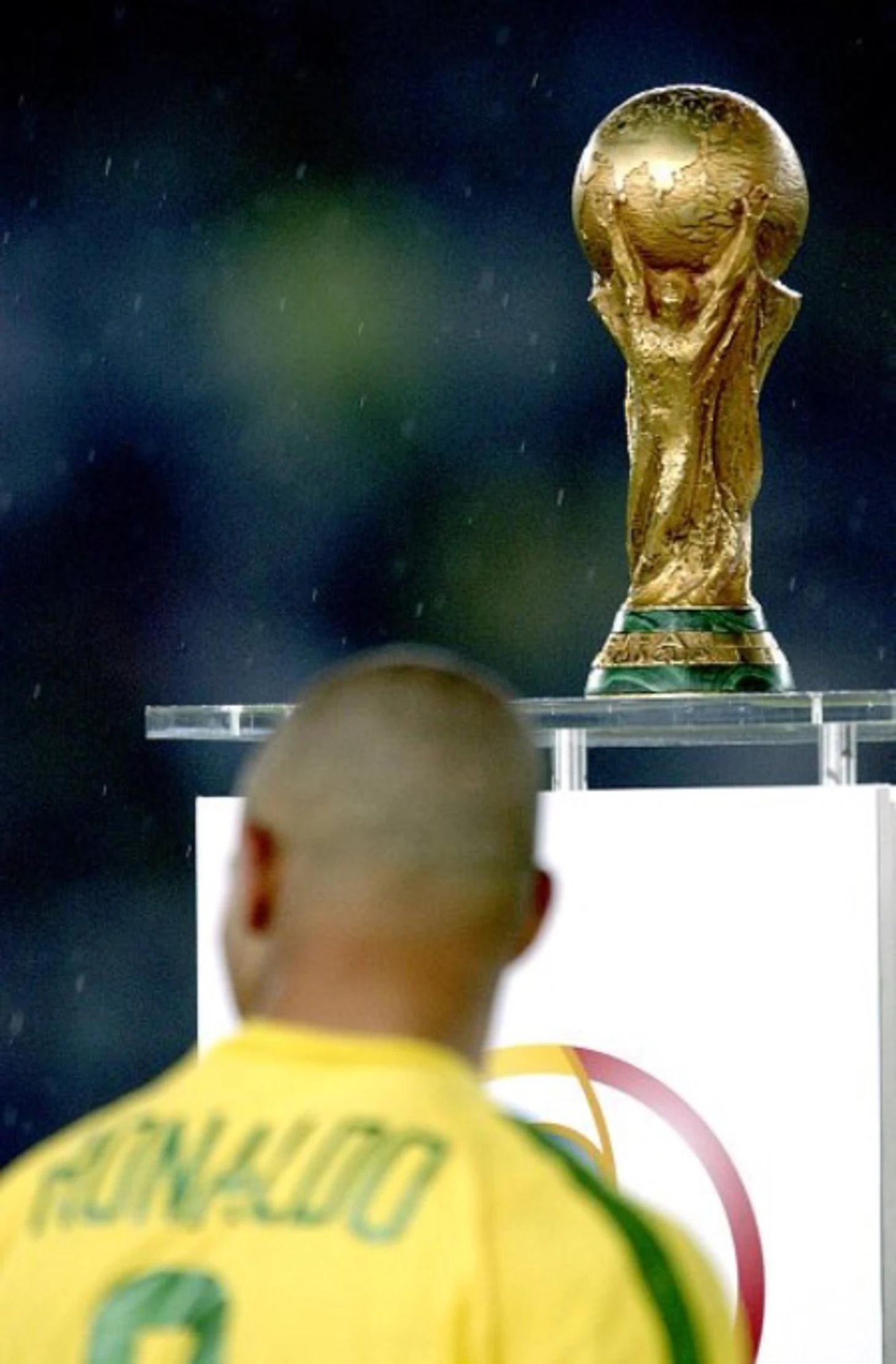 https://photobooth.cdn.sports.ru/preset/post/8/33/67e00993d4f44941b1fe065773e94.png