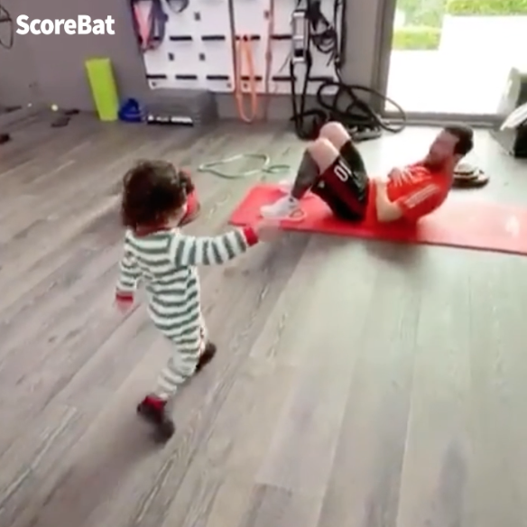 Месси тренируется с маленьким сыном 