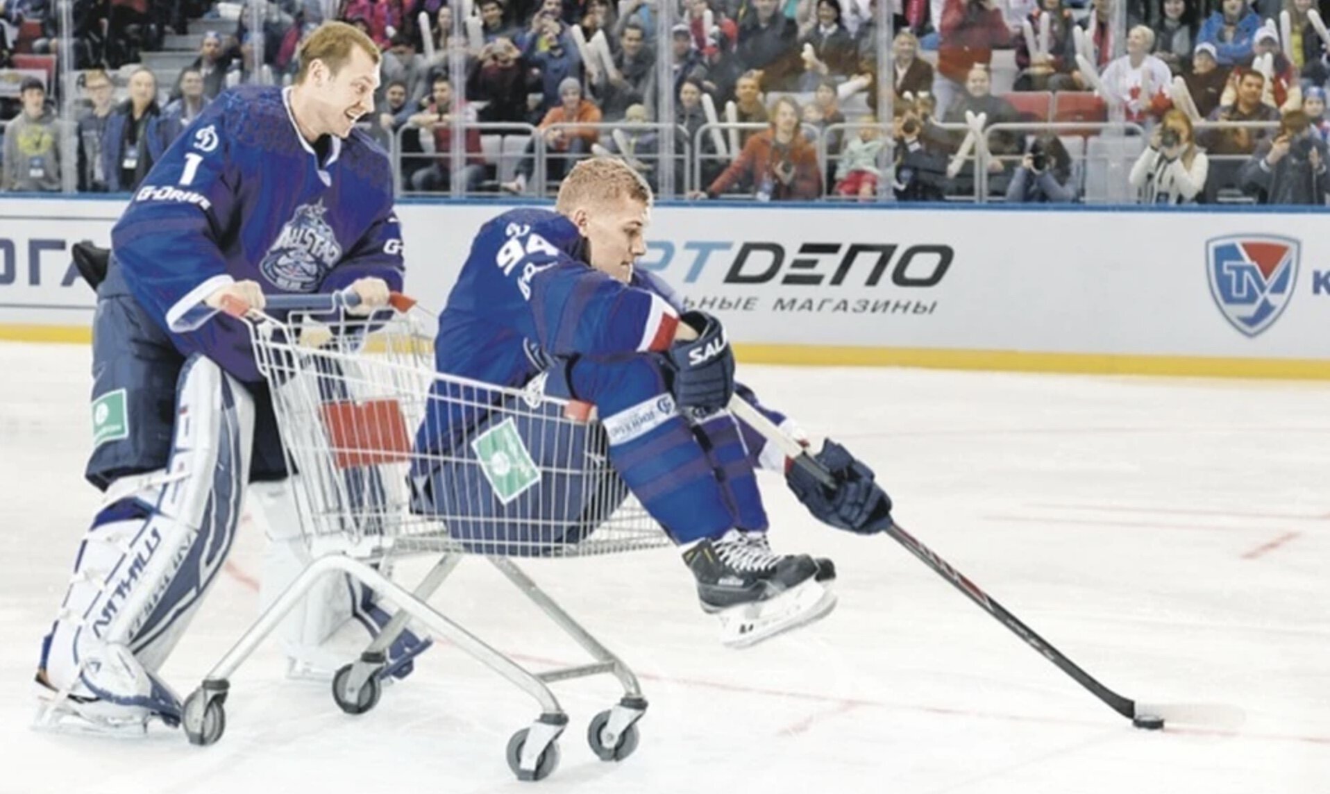 Хоккеист поехал исполнять буллит в тележке из супермаркета. Что было дальше?