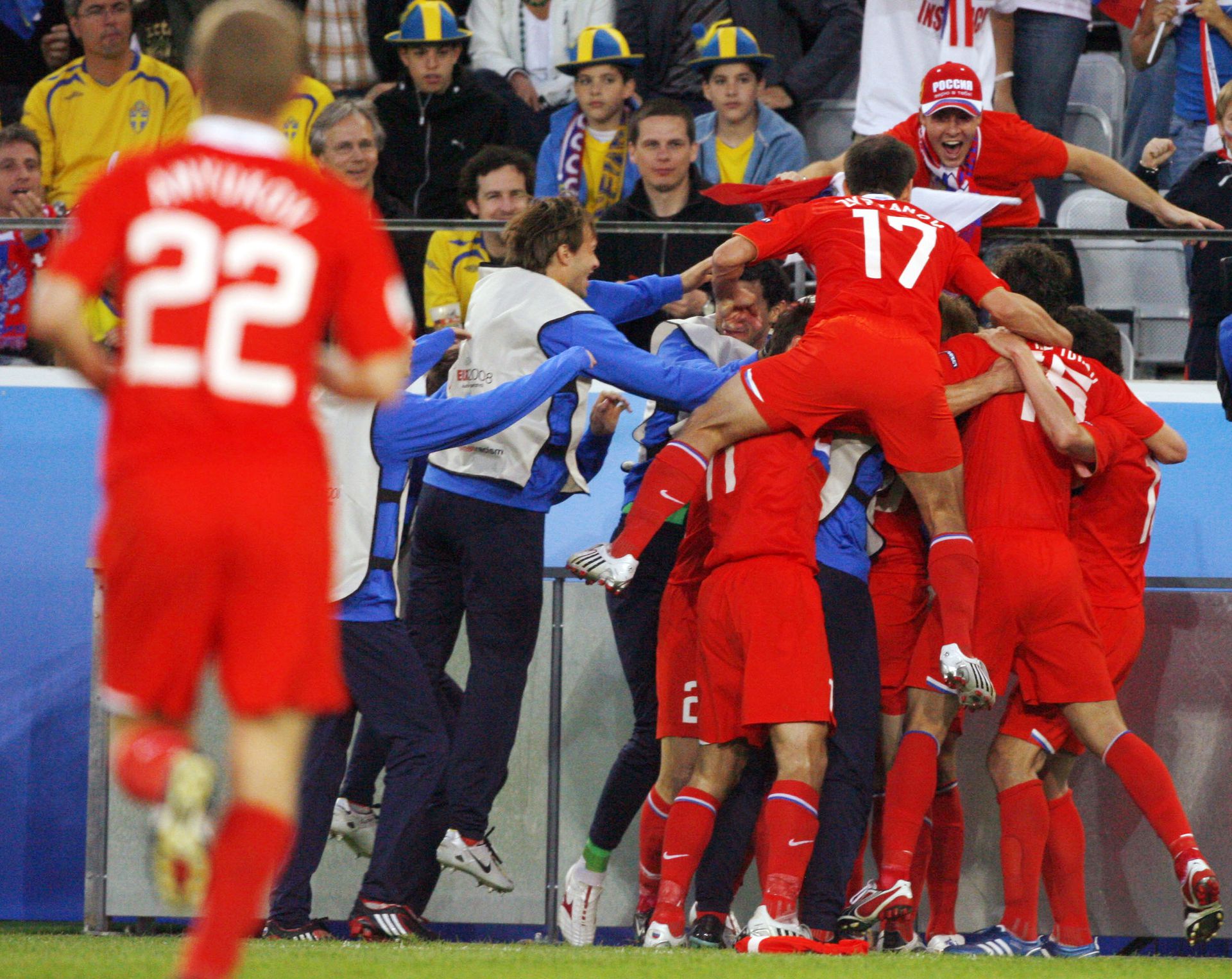 Russian players. Россия Швеция евро 2008. Россия Швеция 2-0 евро 2008. Россия Швеция 2008 футбол. Швеция 2008 евро.