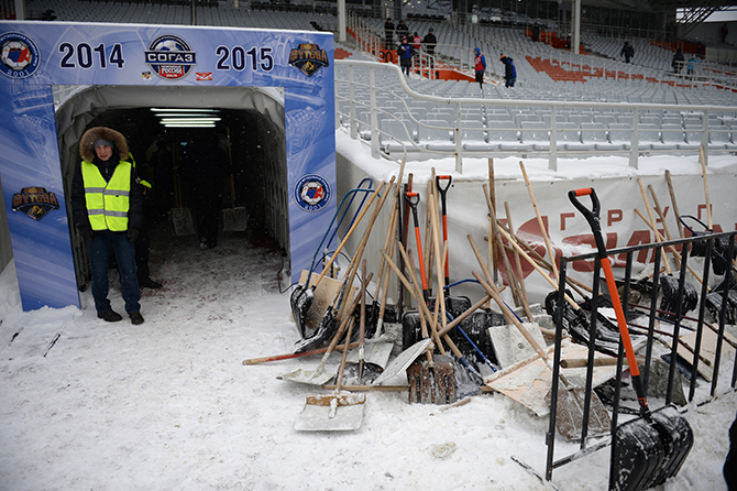 Как русский футбол борется со снегом