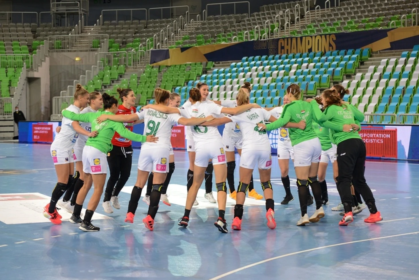 Женская Лига чемпионов. Мажорная нота венгерского дуэта и рекордно-юбилейный гол "Будучности", изображение №1