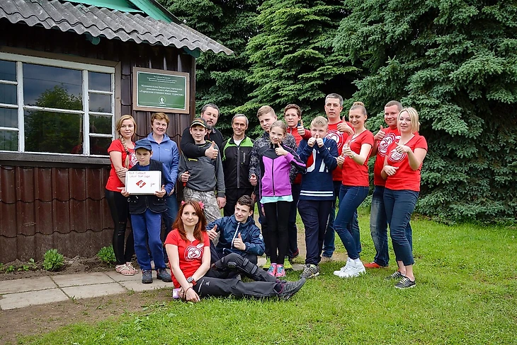 Участники мероприятия под руководством фонда «Красно-белое сердце», ребята из детского дома «Павлин» (фото: rwheart.ru)