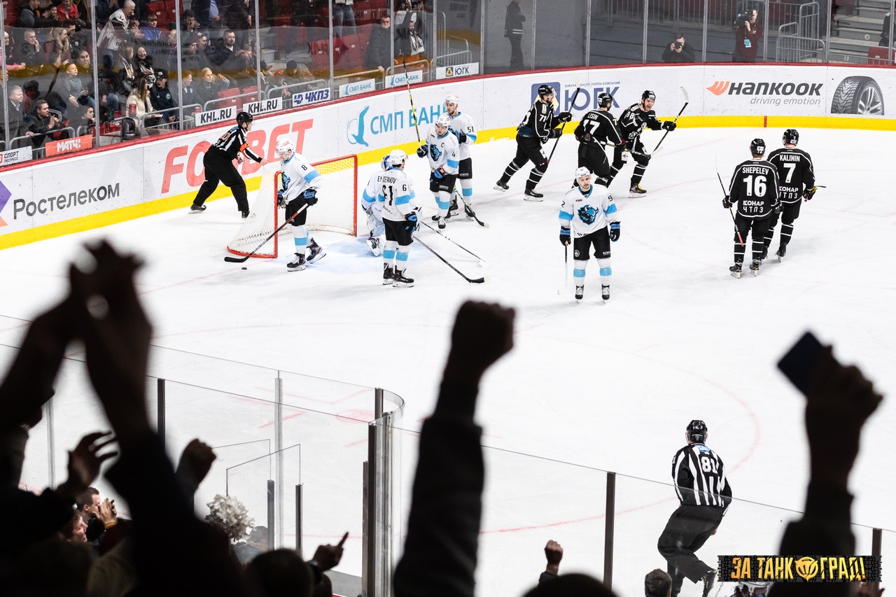 Шведский голкипер КХЛ завез шайбу в свои ворота. В прямом смысле