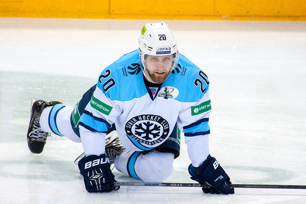 Еще один бой в КХЛ: русский и канадский защитники схлестнулись на пятачке