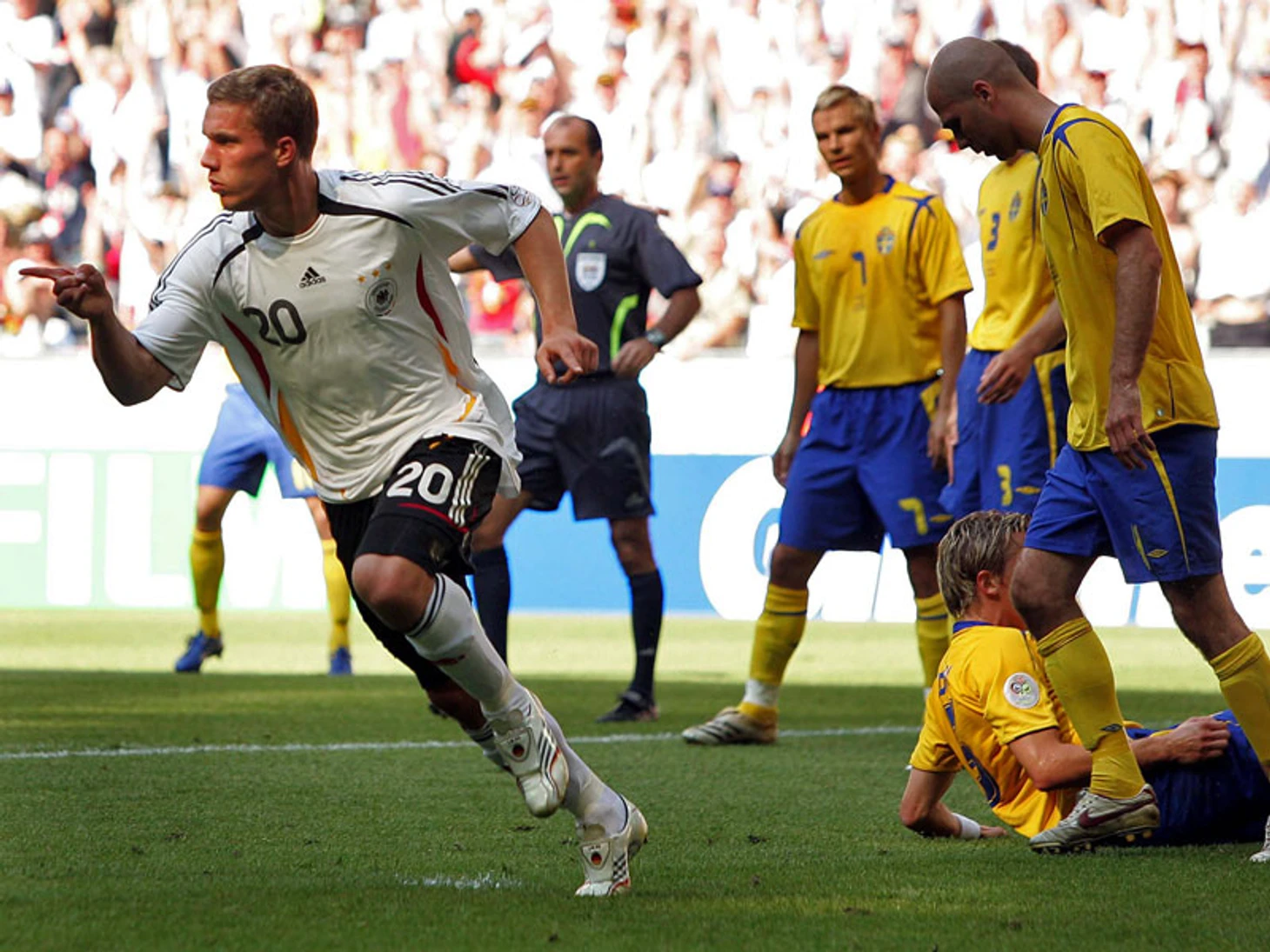 Подольски гол шведам