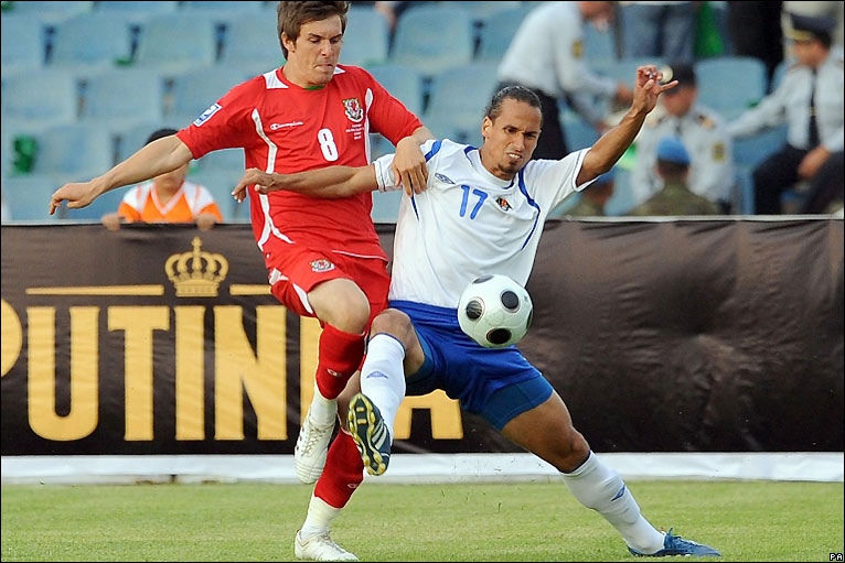 Фабио Луис в футболке сборной Азербайджана (в белом)