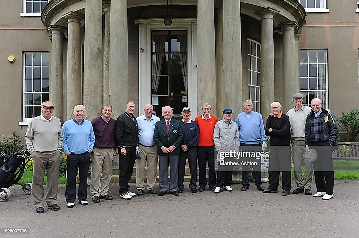 С лева направо: Сэр Бобби Чарльтон, Иан Каллаган, Роджер Хант, Джефф Херст, Рон Флауэрс, Капитан Боб Хитон, Джордж Истхэм, Гордон Бэнкс, Нобби Стайлес, Норман Хантер, Питер Бонетти, Джек Чарльтон и Джимми Армифилд. 12 игроков того состава сборной Англии 1966 года, выигравшие Чемпионат Мира.
