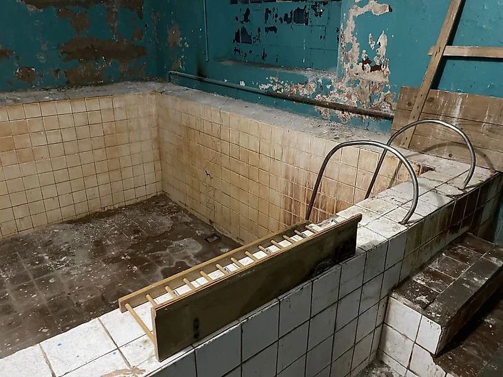 Бассейн в раздевалке